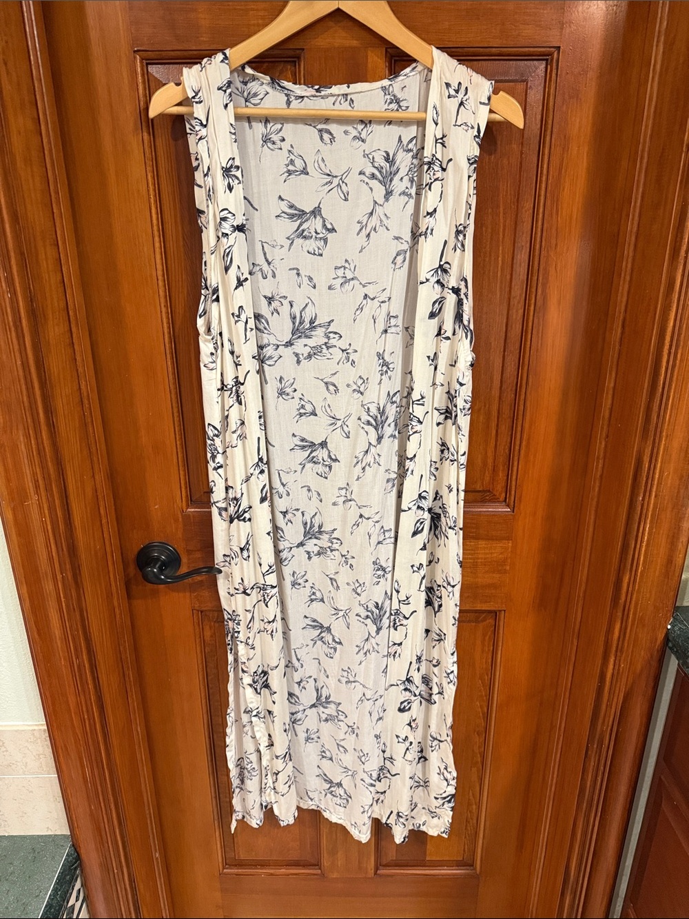 Sleeveless Floral Duster Cardigan in Cream and Navy